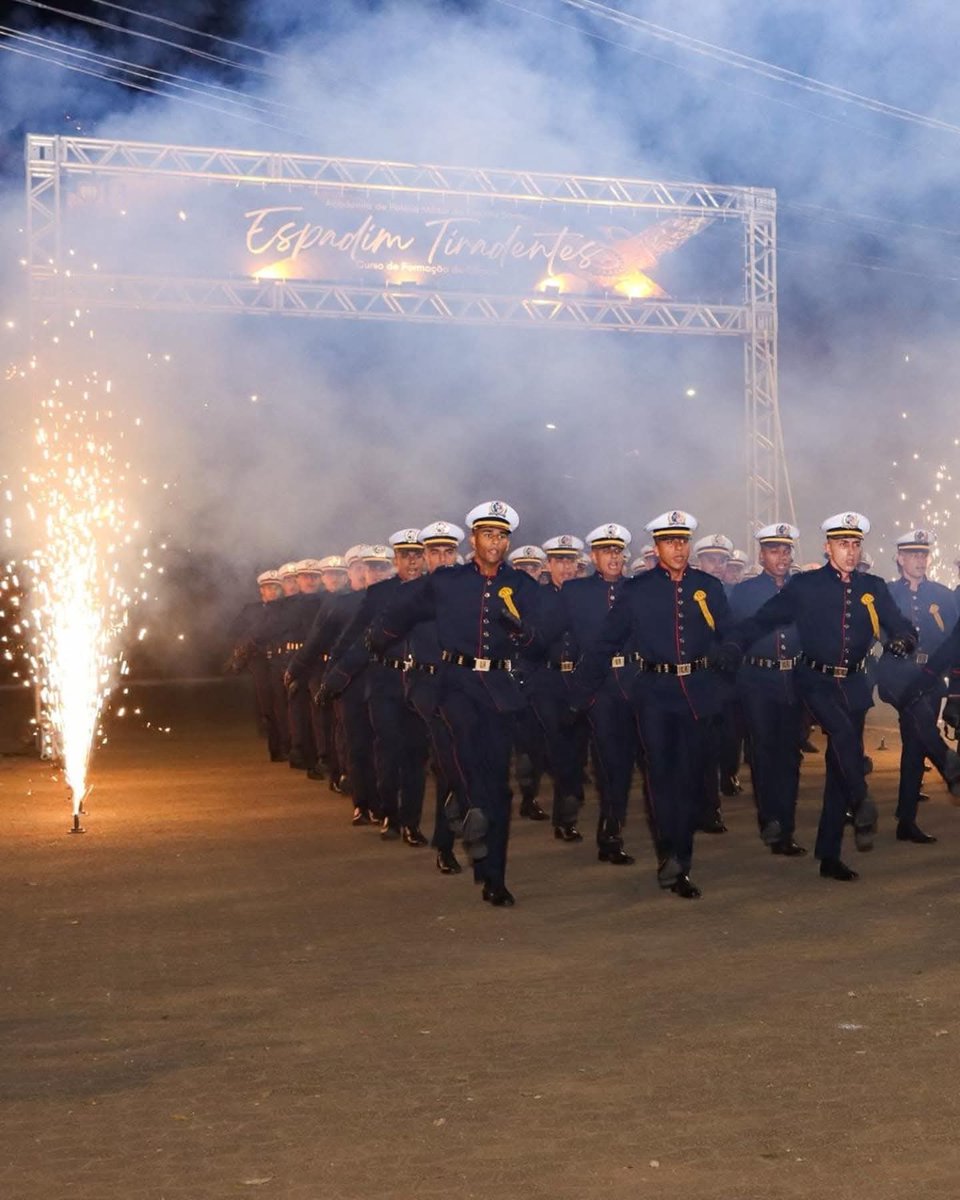 RicardoFerraco's tweet image. #FORMAÇÃO na nossa Polícia Militar. São 52 mulheres e homens no Curso de Formação de Oficiais. Ampliação do efetivo com novos militares. 

“PRO LEGE VIGILANDA” • “PARA VIGILÂNCIA DA LEI”

#Pátria #Família #Dignidade #ServiçoPúblico #GocernoES #PolíciaMilitar190anos