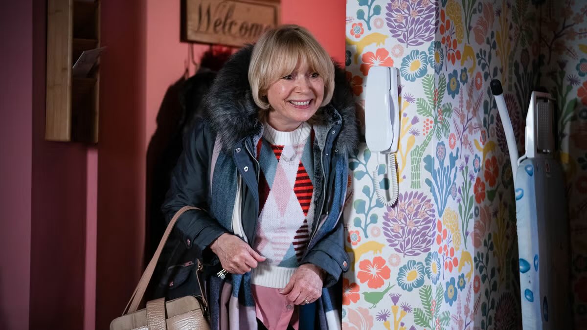 BRATTYBARBl's tweet image. Obsessed with her turning down an EastEnders return for the anniversary because she had a girls holiday booked x