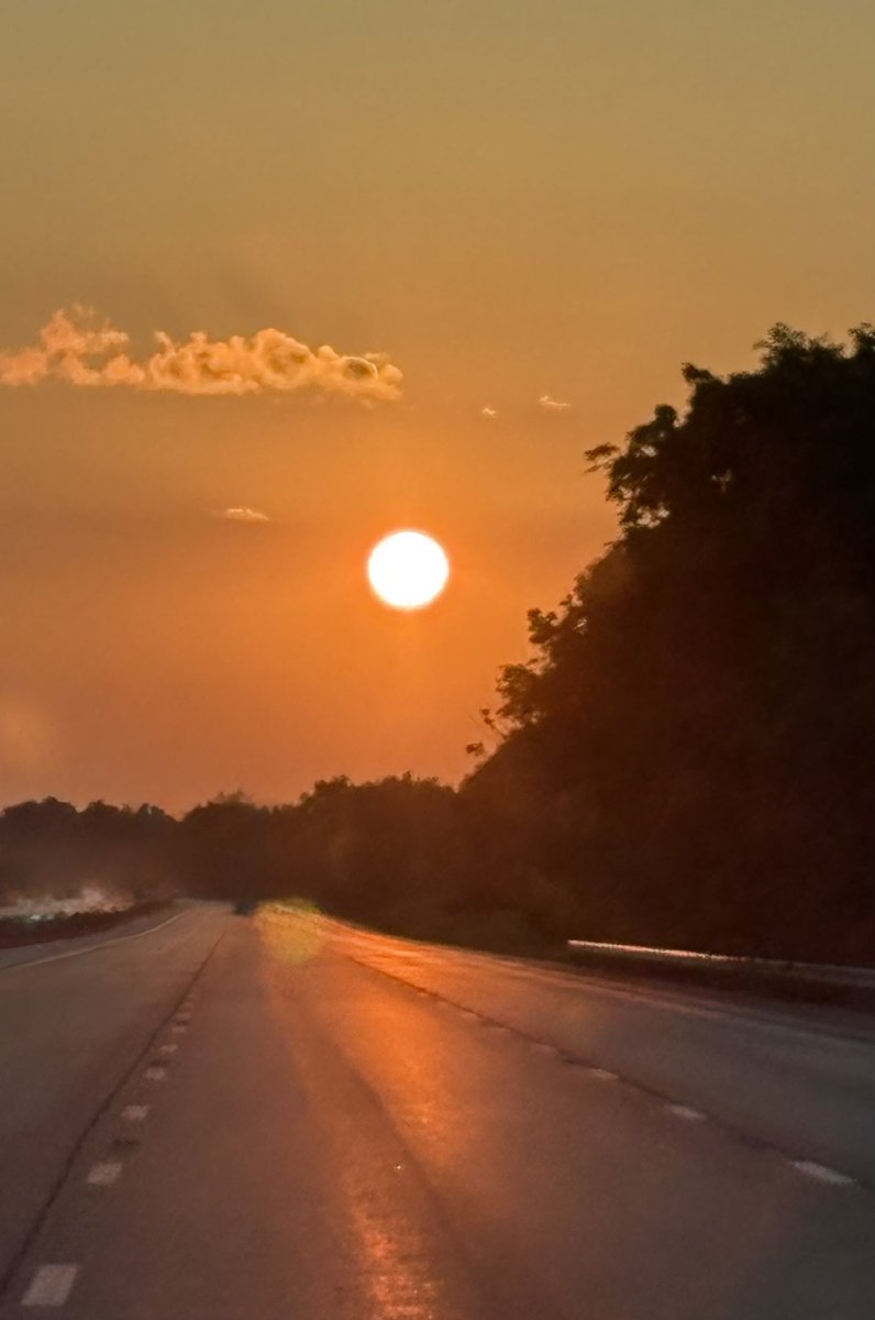blufeatherz's tweet image. Winchester sunset ~ Sky on  🔥 @Kentuckyweather