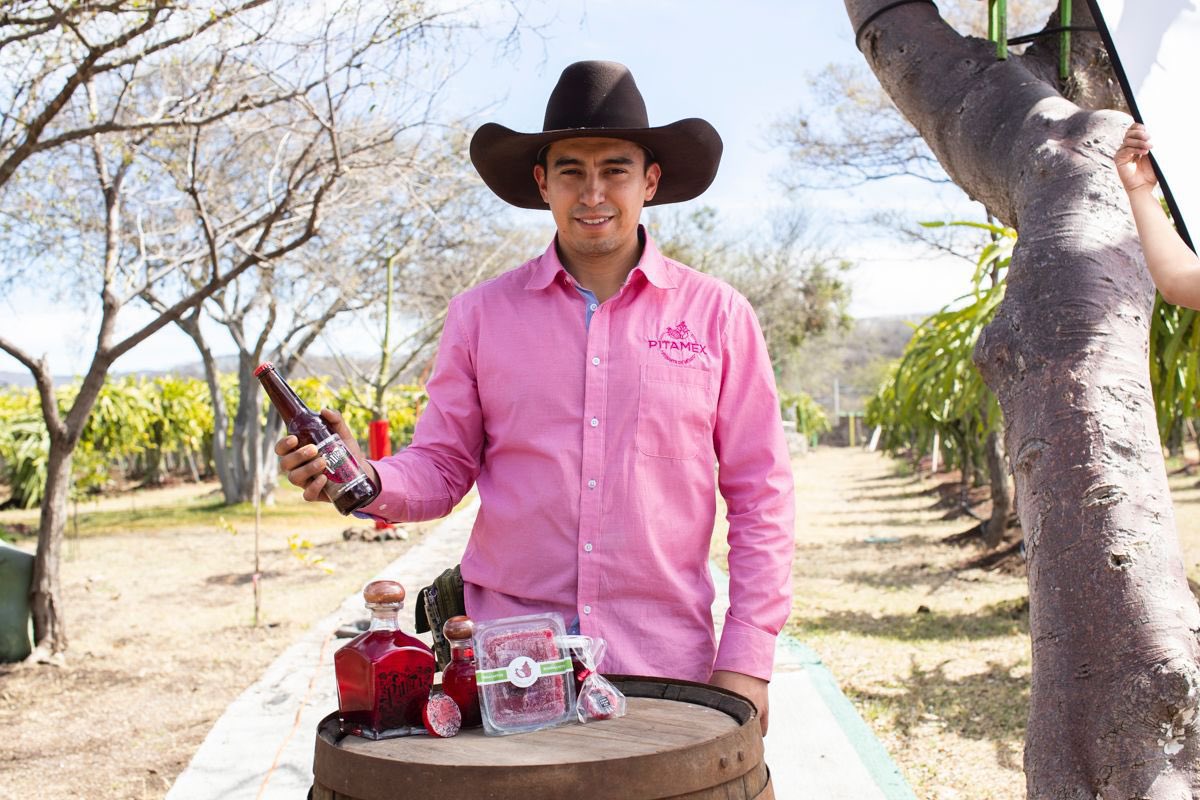 gobgente's tweet image. ¿Sabían que hoy es el Día Nacional del Tequila? 🇲🇽🥃 En Guanajuato lo celebramos con orgullo, porque detrás de esta bebida hay tierra fértil, tradición y manos que trabajan con pasión. 🌱💪
Y vayan apuntando… el 10 de agosto es la Fiesta del Tequila y la Cerveza en Cuerámaro 🍻.