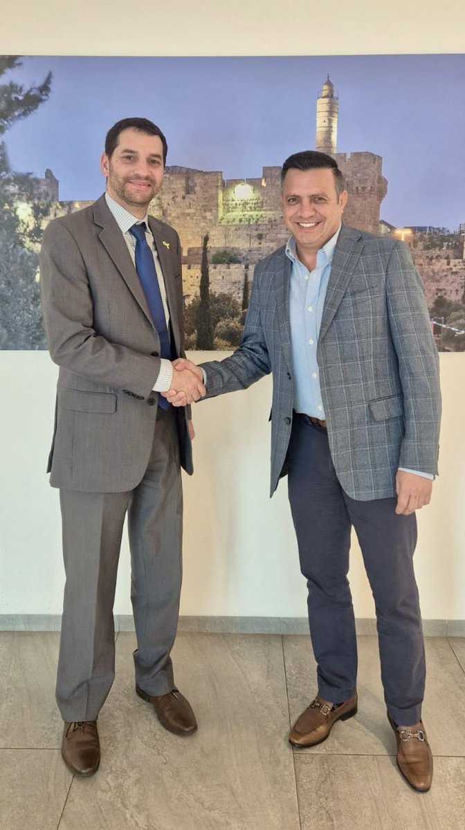 NeryRodas's tweet image. Gracias, embajador @Alon_Lavi_. La amistad entre Guatemala 🇬🇹 e Israel🇮🇱 es un legado que nos honra y que debemos fortalecer.
Conversamos sobre educación y seguridad, convencidos de que las verdaderas alianzas se construyen con hechos, para generar paz, progreso y…