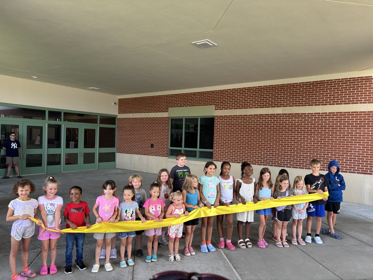 AvonSupt's tweet image. Last ribbon cutting to celebrate the end of construction at Willow - excited to see so many families, staff, & students to tour the building!