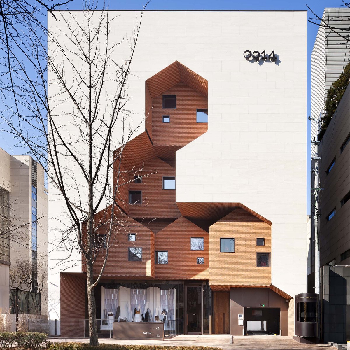 tecture1's tweet image. 箱の中に家形が積層する新ブランドの旗艦店
mag.tecture.jp/culture/202507…
韓国のレザーメーカーSimoneのコミュニティを象徴する、「村」をコンセプトにTRUアーキテクツとEhoが設計した
店舗やカフェ、ギャラリーを併設した〈0914フラッグシップストア〉
Photo: Youngchae Park
#TECTUREMAG海外記事