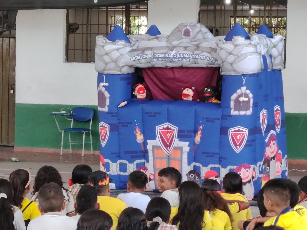 Ingenieros_EJC's tweet image. 🏫En la I.E. Nacional Agustín Codazzi, Sede Club de Leones, en el municipio de Agustín Codazzi, #Cesar, promotores del Batallón de Ingenieros de Desminado Humanitario N.° 3 desarrollaron un taller de prevención con la estrategia pedagógica del show de títeres Nata Desmina.…
