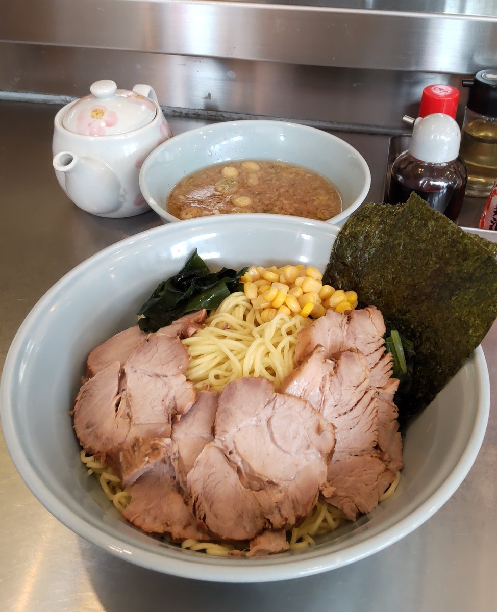 Surf09230428's tweet image. お疲れ様です🙇 出張麺活大作戦🍜
ラーメンショップ椿 牛久店さん🍜
つけチャーシューメン🍖 大盛🍜
麺は茹で前350gで食べ応えがあります😋
旨味・背脂たっぷりのつけ汁が最高👍
厚めのホロホロチャーシューが6枚🙌
美味しかったです😋ご馳走様でした🙇
#ラーメンショップ椿牛久店