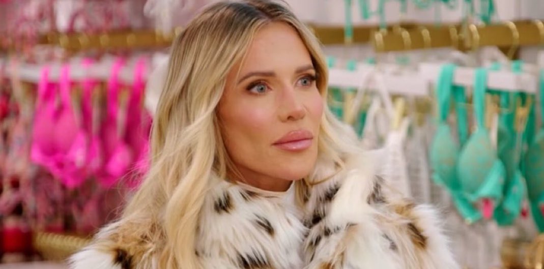 bravooomg's tweet image. Jenn from #RHOC is no fool.
Yes, Tamra did her dirty…BUT she knows playing the “Tamra hurt me” card distracts the audience from asking real questions like what exactly Ryan does for a living and why he was in the mess to begin with.
She’s calculated.