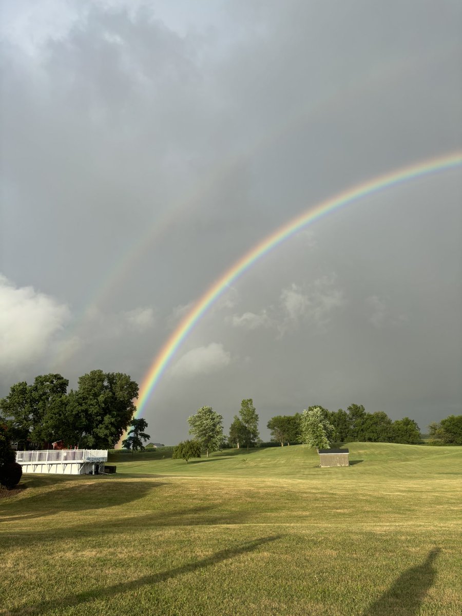 CalebIsChasin's tweet image. Rainbow in da back yard