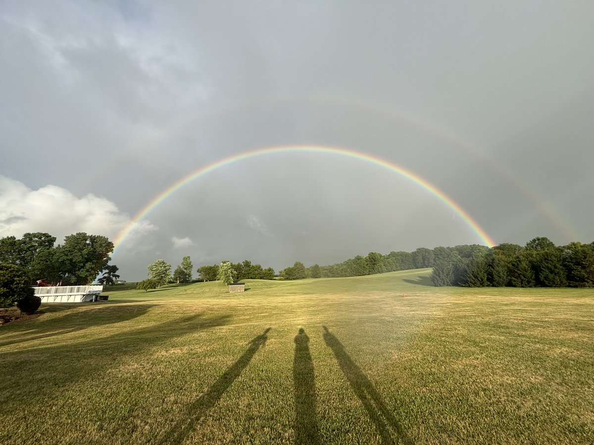 CalebIsChasin's tweet image. Rainbow in da back yard