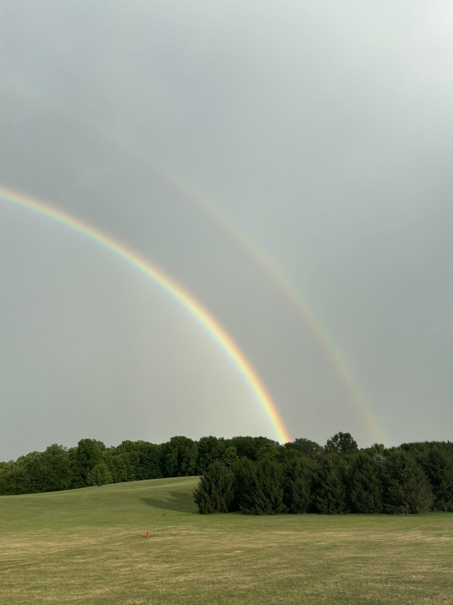 CalebIsChasin's tweet image. Rainbow in da back yard