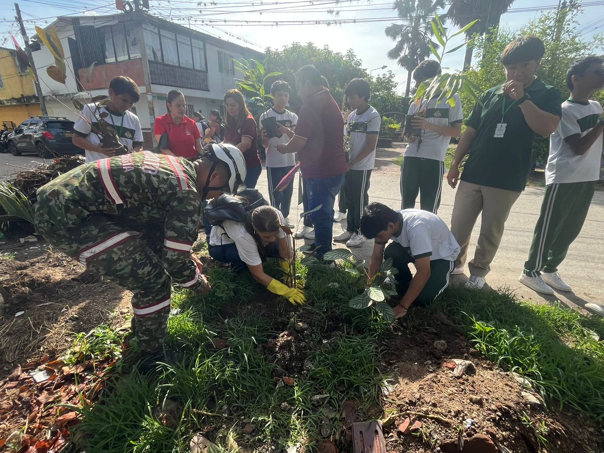 Ingenieros_EJC's tweet image. Soldados de la Brigada de Ingenieros de Atención y Prevención de Desastres se unen a la comunidad de Lebrija, #Santander, para sembrar 300 plantas ornamentales en el parque principal y el barrio La Esmeralda, contribuyendo así al embellecimiento del departamento.…