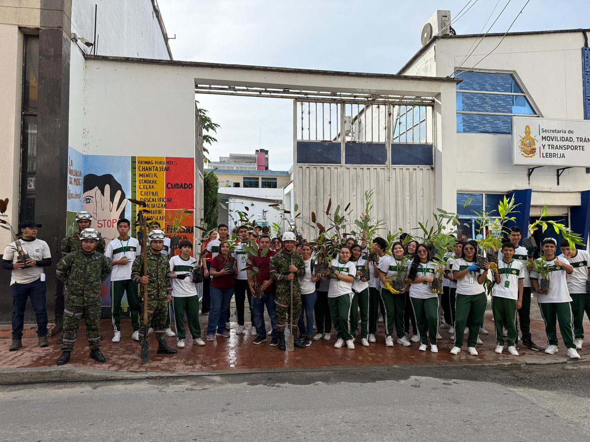 Ingenieros_EJC's tweet image. Soldados de la Brigada de Ingenieros de Atención y Prevención de Desastres se unen a la comunidad de Lebrija, #Santander, para sembrar 300 plantas ornamentales en el parque principal y el barrio La Esmeralda, contribuyendo así al embellecimiento del departamento.…