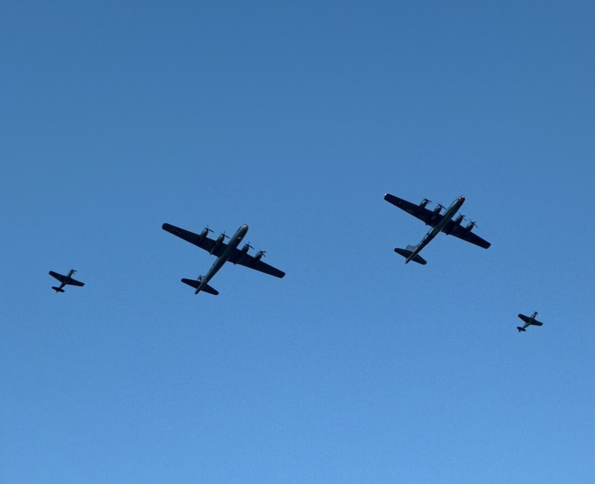 Jen_Niffer's tweet image. Two mustangs, two B-29s. (The only two airworthy B-29s currently in existence.)
#avgeek #aviation #airplane #OSH25
