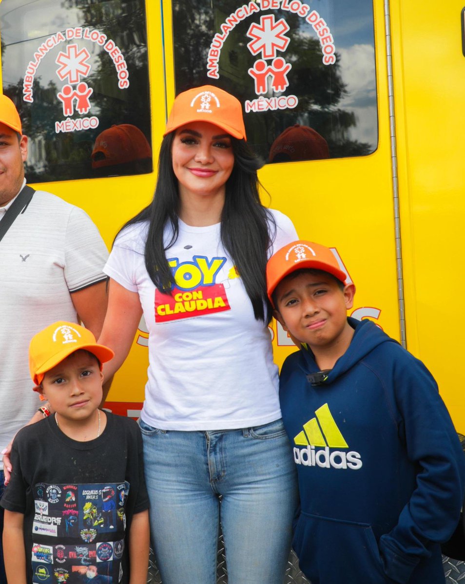 GabyJimenezMX's tweet image. Fernando Castañeda es un pequeño guerrero que enfrenta el cáncer con valentía y hoy se convirtió en doctor por un día en nuestra casa de gestión de #Azcapotzalco.
Agradezco a todas las personas que hicieron esto posible y, sobre todo, a la Ambulancia de los Deseos por ayudar en…