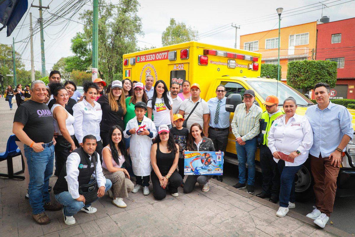 GabyJimenezMX's tweet image. Fernando Castañeda es un pequeño guerrero que enfrenta el cáncer con valentía y hoy se convirtió en doctor por un día en nuestra casa de gestión de #Azcapotzalco.
Agradezco a todas las personas que hicieron esto posible y, sobre todo, a la Ambulancia de los Deseos por ayudar en…