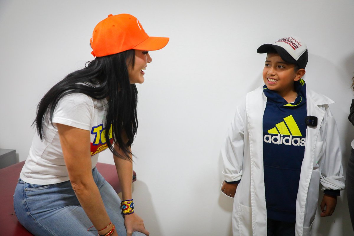 GabyJimenezMX's tweet image. Fernando Castañeda es un pequeño guerrero que enfrenta el cáncer con valentía y hoy se convirtió en doctor por un día en nuestra casa de gestión de #Azcapotzalco.
Agradezco a todas las personas que hicieron esto posible y, sobre todo, a la Ambulancia de los Deseos por ayudar en…