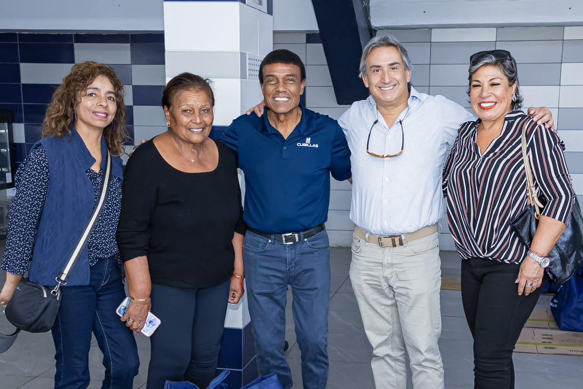 JorgeZunigaADP's tweet image. Liderar una institución es siempre un reto que mantenemos con firmeza... pero dejar fuera de torneos internacionales a equipos de Arg🇦🇷 Par🇵🇾 Chi🇨🇱 y Bra🇧🇷 es solo para los grandes.
Muy agradecido 💙 con este equipo, con el que hacemos historia.
¡Esto es Alianza 🏴 y su gente!
