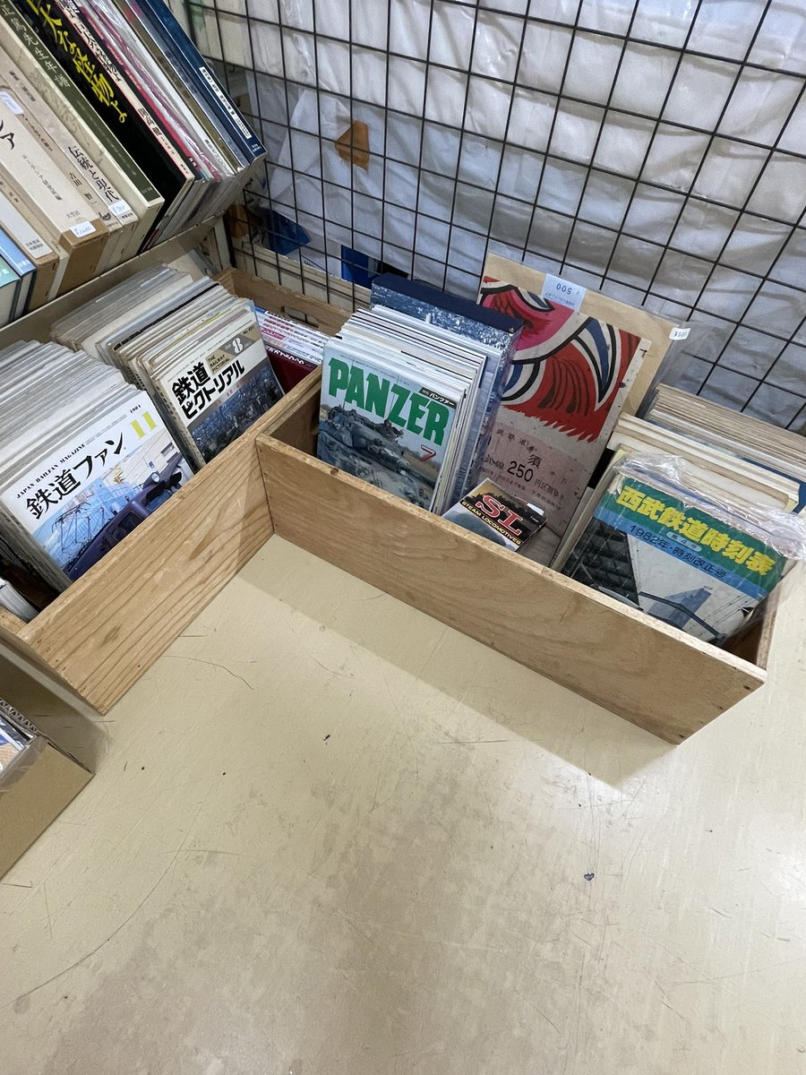 michimaru1013's tweet image. 高円寺西部古書会館にて古本市を開催致します！
25.7月26日（10時〜18時）-27日（10時〜17時）の土日です♪
今回は単行本、CD、大判、切符などあります！
暑い中お越しいただきありがとうございます！会場内は涼しいので是非🎐