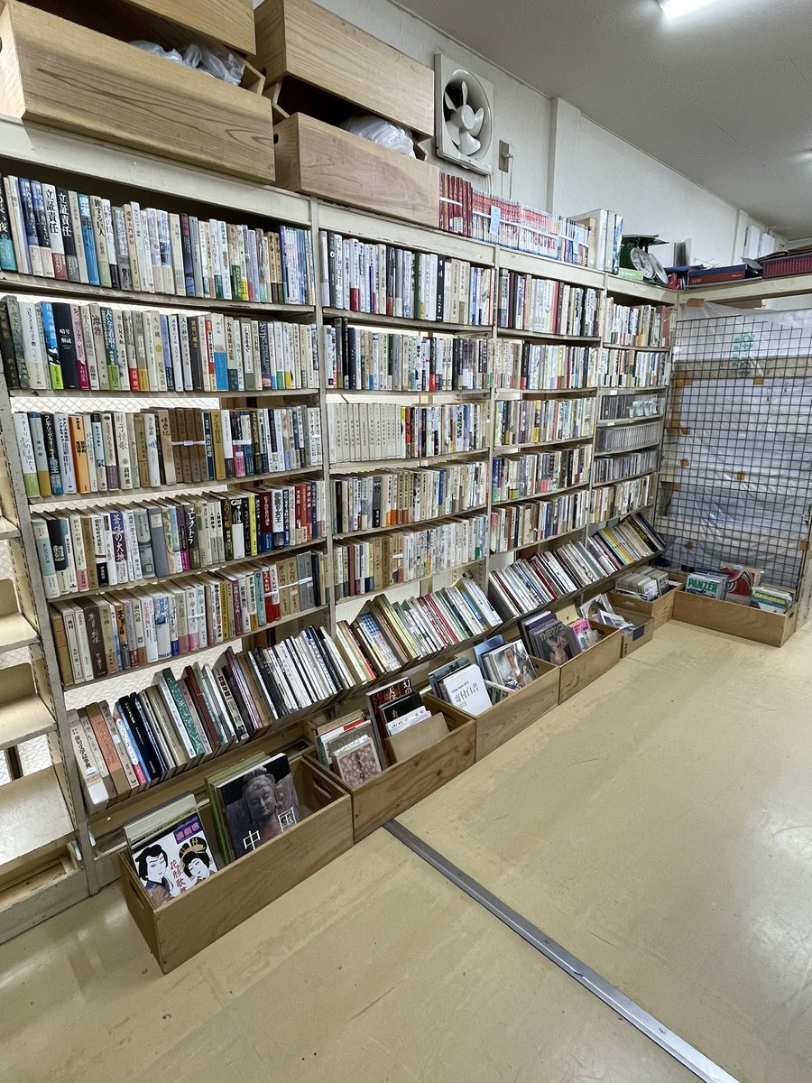 michimaru1013's tweet image. 高円寺西部古書会館にて古本市を開催致します！
25.7月26日（10時〜18時）-27日（10時〜17時）の土日です♪
今回は単行本、CD、大判、切符などあります！
暑い中お越しいただきありがとうございます！会場内は涼しいので是非🎐