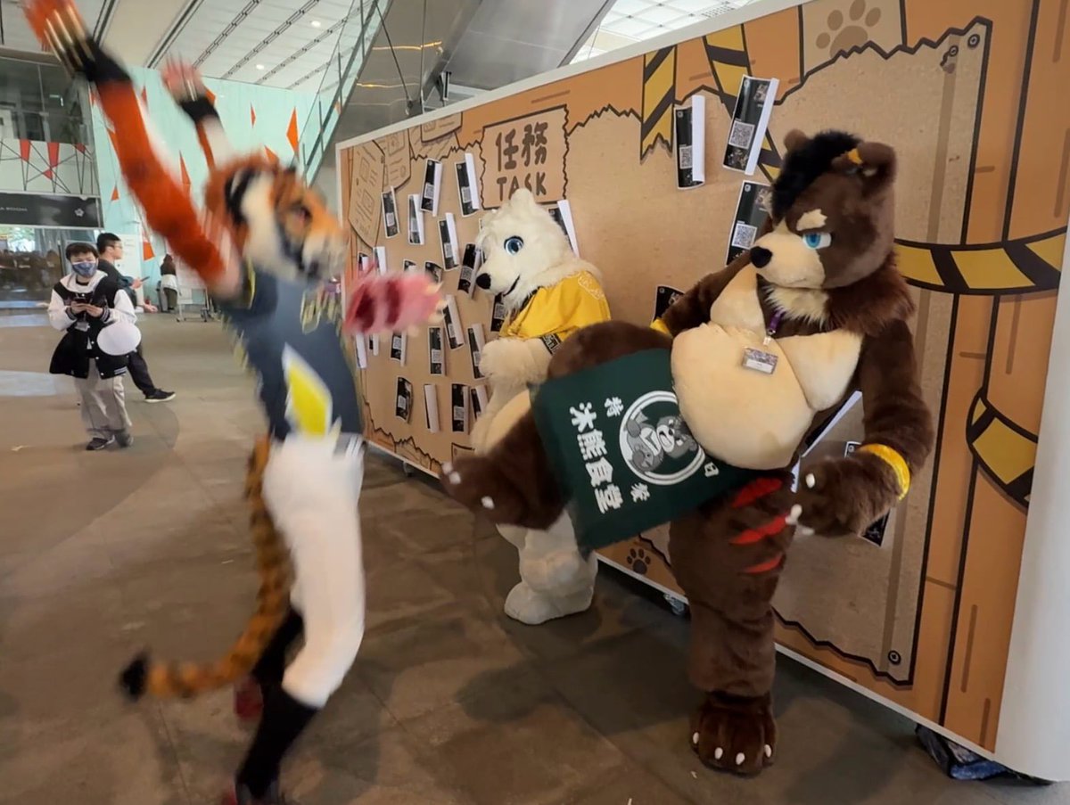也試試看這有八珍之稱的腳掌吧🐾
🐯<a href="/scott_visnjic/">Scott Visnjic</a> 
🐻‍❄️<a href="/White_bear_moon/">皎月白熊</a>
#FursuitFriday 
#今晚打老虎