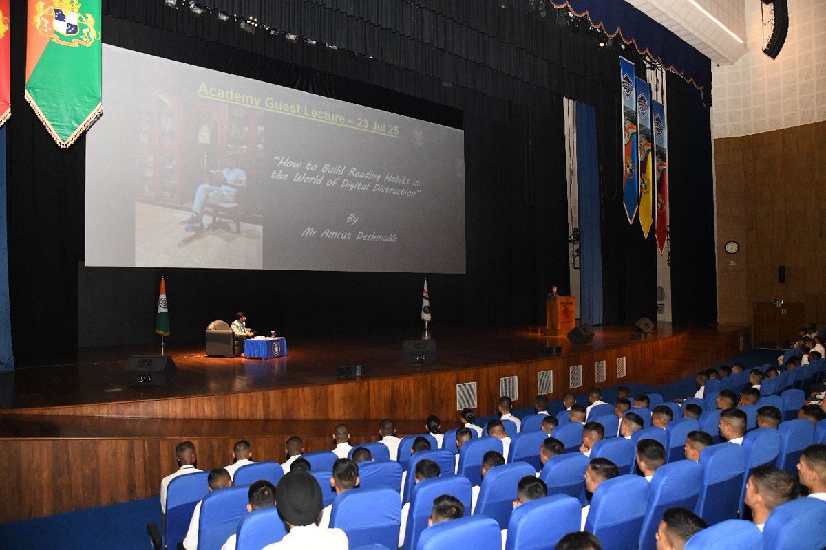 IN_NavalAcademy's tweet image. 📚 &quot;Mission Make India Read&quot; made a port call at Indian Naval Academy#INA!

Mr. Amrut Deshmukh, the &quot;Booklet Guy&quot;, inspired Cadets through an insightful talk on Cultivating Reading Habits in a Digital Age.

A mind once stretched by a book never shrinks.

⚓️Read More Scroll Less…