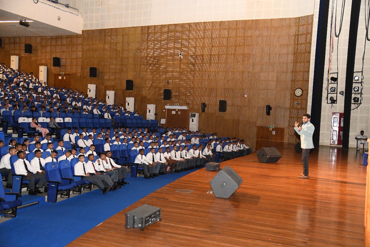 IN_NavalAcademy's tweet image. 📚 &quot;Mission Make India Read&quot; made a port call at Indian Naval Academy#INA!

Mr. Amrut Deshmukh, the &quot;Booklet Guy&quot;, inspired Cadets through an insightful talk on Cultivating Reading Habits in a Digital Age.

A mind once stretched by a book never shrinks.

⚓️Read More Scroll Less…