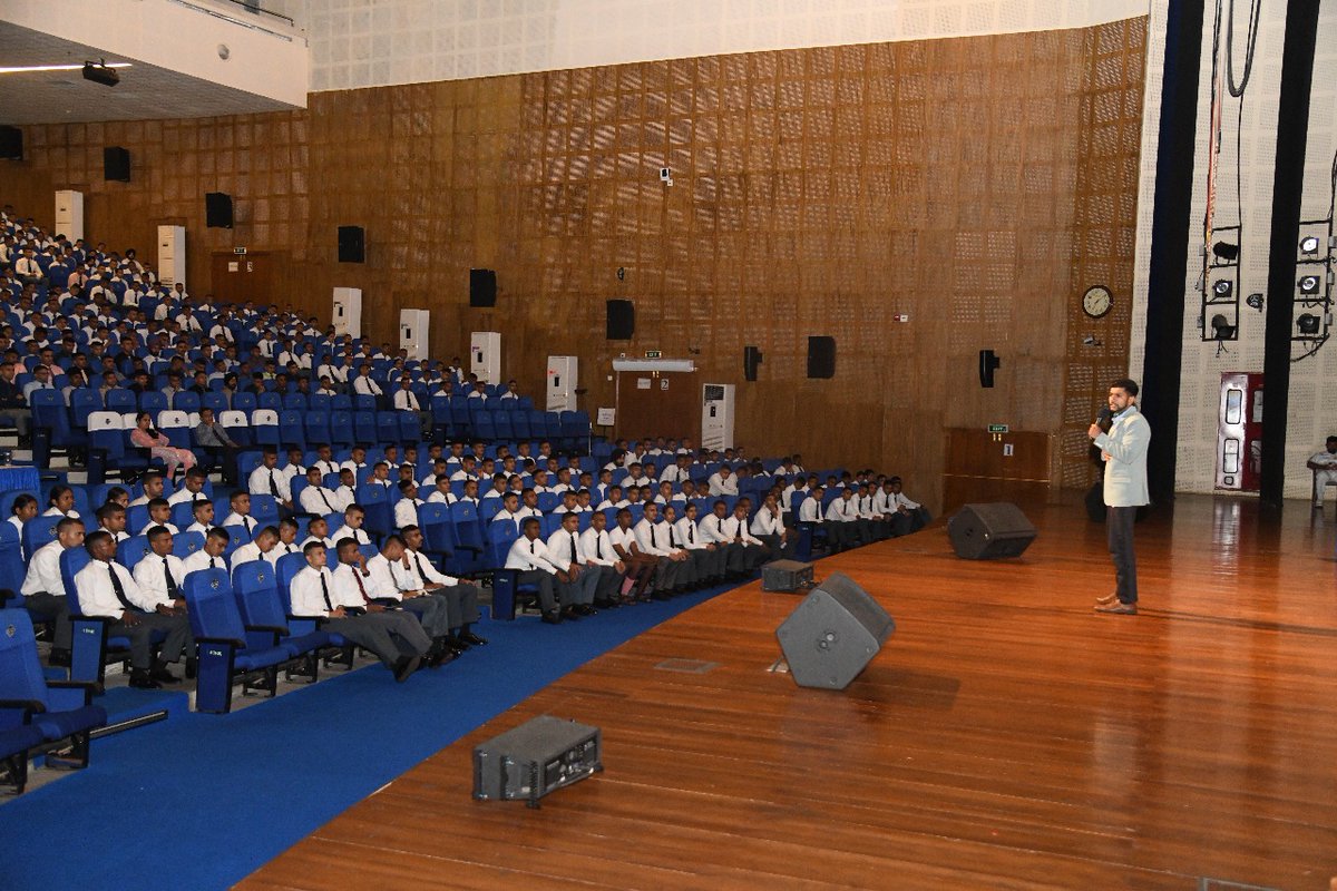 IN_NavalAcademy's tweet image. 📚 &quot;Mission Make India Read&quot; made a port call at Indian Naval Academy#INA!

Mr. Amrut Deshmukh, the &quot;Booklet Guy&quot;, inspired Cadets through an insightful talk on Cultivating Reading Habits in a Digital Age.

A mind once stretched by a book never shrinks.

⚓️Read More Scroll Less…