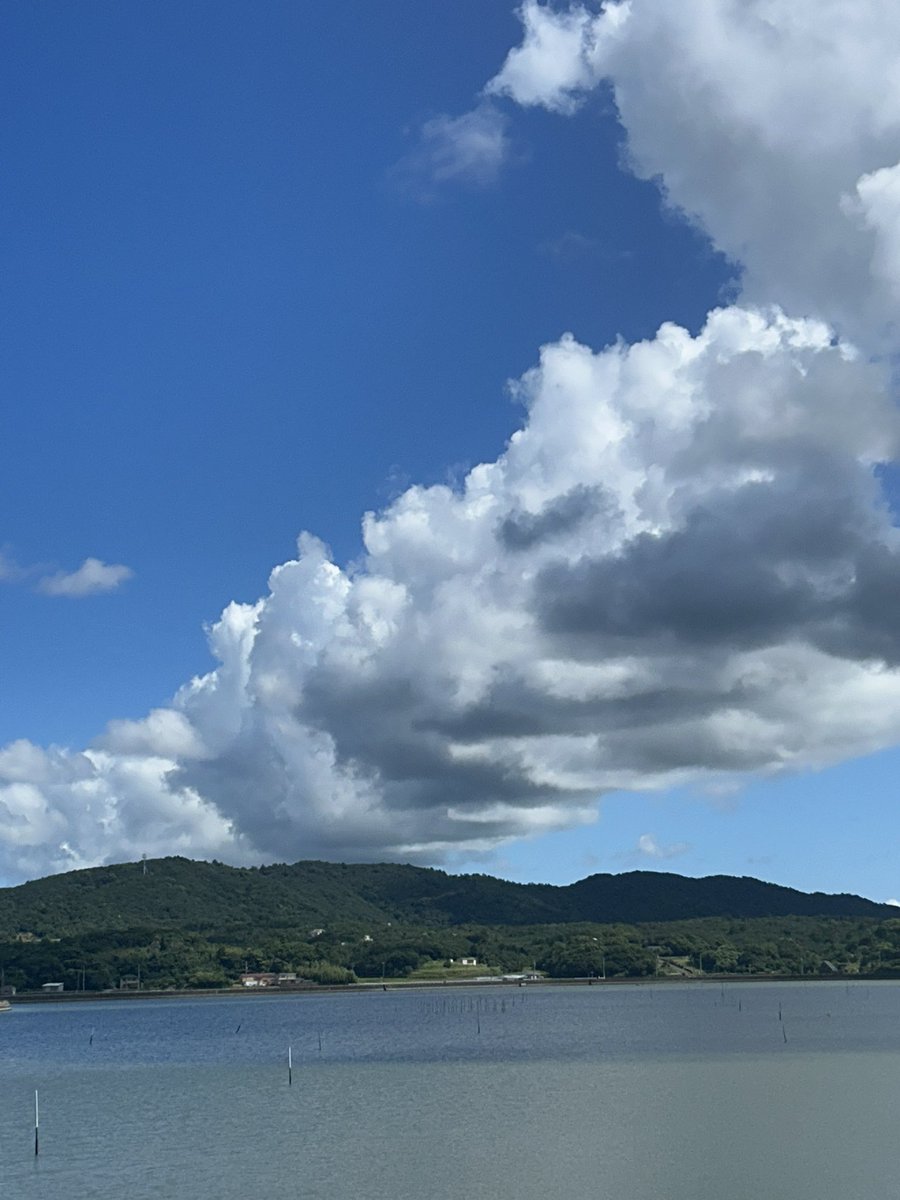 DEs0P6994xkQlJ9's tweet image. 定年退職爺いの日課 7月25日(金)
こんにちは😃 気温30° ☀️
今日も午前中には真夏日超えの暑さ🥵💦
全国各地で猛暑日に・・・😱
熱中症対策をしっかり取りましょう♪
今週は散歩をおやすみしてます🚶♂️
足の調子も良くなり坐骨神経の痛みも徐々に軽くなっています😮💨
週明けから散歩を再開する予定?