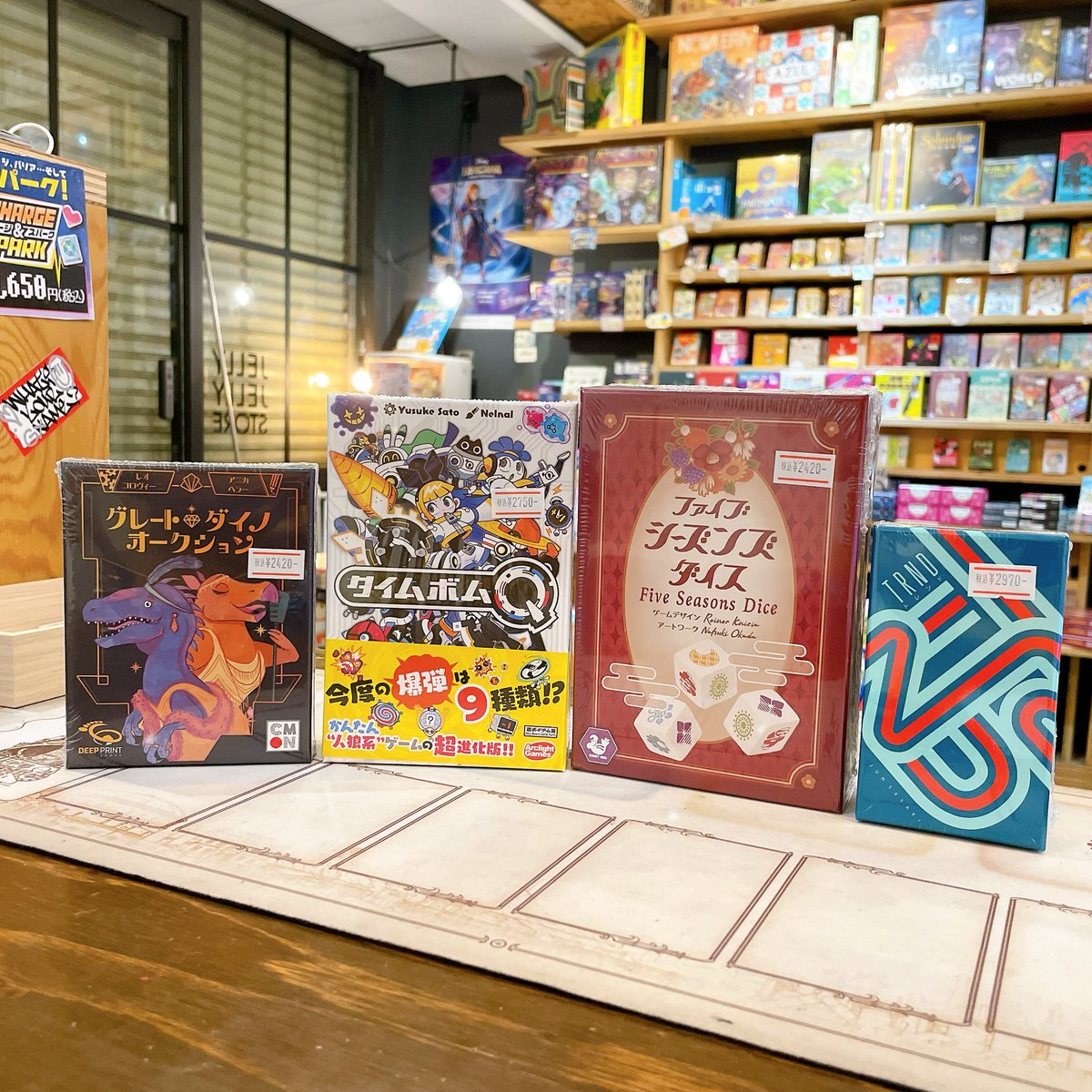 jelly2store's tweet image. JELLYJELLYSTORE池袋店オープンいたしました🌞
【新入荷情報🚩】
・グレートダイノオークション
・タイムボムQ
・ファイブシーズンズダイス
・トレンド
が入荷しております!
ご来店の際は入り口すぐの新作棚にてご確認くださいませ📖
