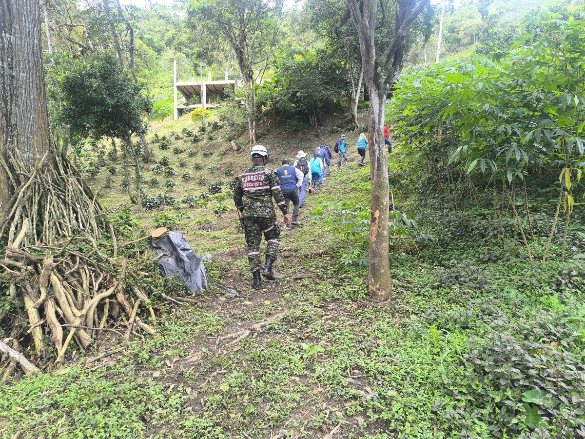 Ingenieros_EJC's tweet image. En Quetame, #Cundinamarca, nuestra Brigada de Ingenieros de Atención y Prevención de Desastres trabaja para restablecer la movilidad y seguridad en la zona a través de un sendero peatonal con el cual se garantizará el acceso y bienestar de la comunidad afectada.…