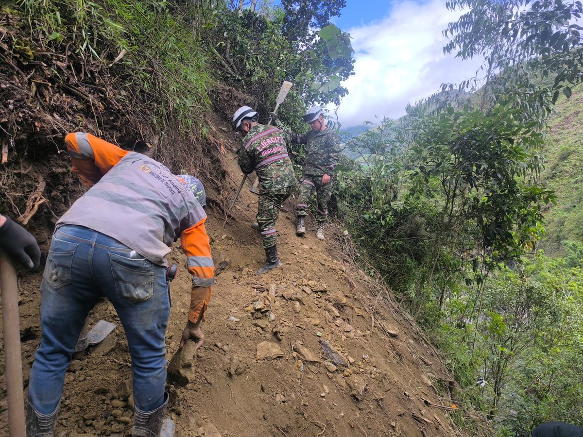 Ingenieros_EJC's tweet image. En Quetame, #Cundinamarca, nuestra Brigada de Ingenieros de Atención y Prevención de Desastres trabaja para restablecer la movilidad y seguridad en la zona a través de un sendero peatonal con el cual se garantizará el acceso y bienestar de la comunidad afectada.…