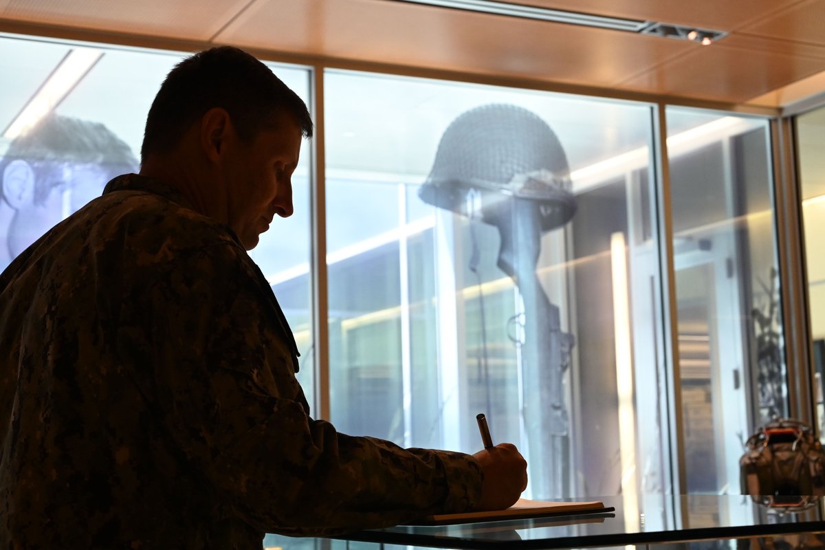dodpaa's tweet photo. Honored to host Rear Adm. Christopher Cavanaugh, #COMSUBPAC, at the DPAA Center of Excellence today! He toured our forensic lab and learned about our mission to account for missing U.S. personnel. #DPAA #USNavy #NeverForget https://t.co/UOyPYPvGHR