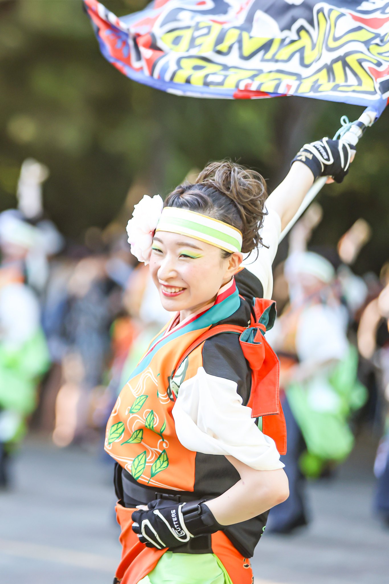 草色の地に黒のラインと舞い飛ぶ蝶が粋な美しさの、注染めの浴衣です 仕立上り】【日本製】【注染(本染め)】【浴衣単品】伝統スタイル