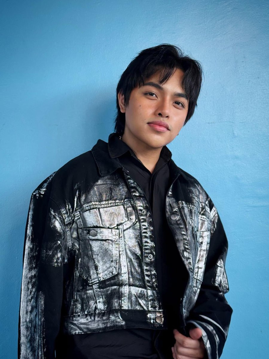 allchartsPH's tweet image. KIKX (@kikxsalazar) and JM Yosures' "Kahit Sandali" has entered the top 10 of iTunes PH chart.