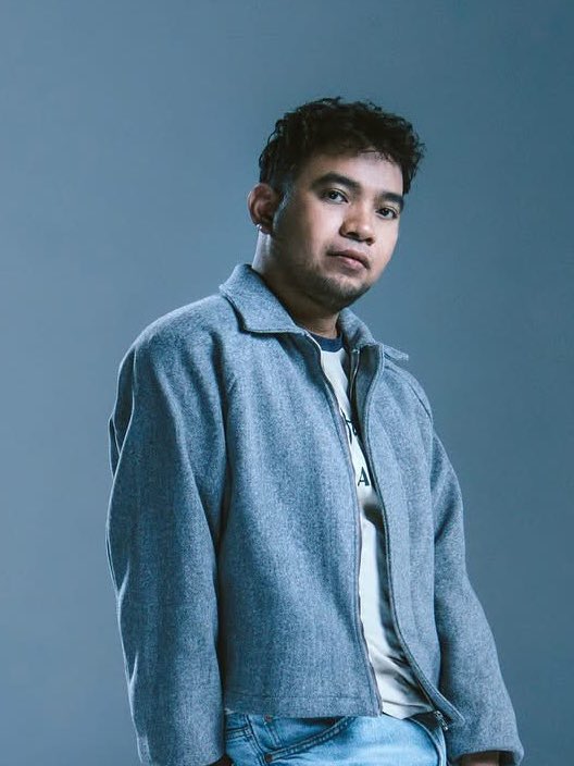 allchartsPH's tweet image. KIKX (@kikxsalazar) and JM Yosures' "Kahit Sandali" has entered the top 10 of iTunes PH chart.