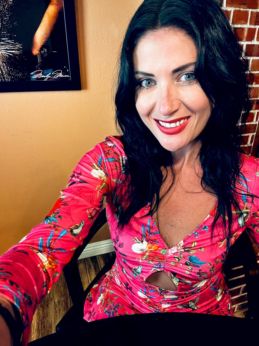 keanuCthompson's tweet image. LIVE w/ Kiki and Ashley starting now! Weeeeee! @ashleyvcummings
