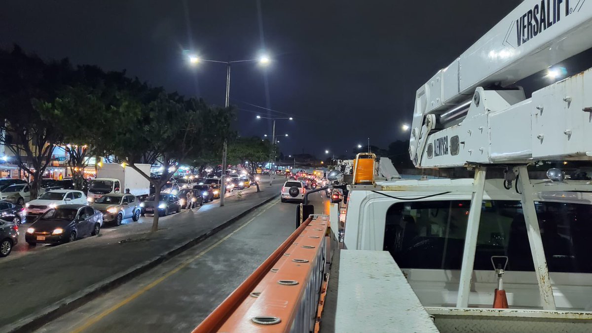 ✅️ GUAYAQUIL

¡Celebramos a la Perla del Pacífico con obras que iluminan su futuro!

#CNELEP entregó una nueva obra de alumbrado público en la Av. Isidro Ayora, donde se instalaron más de 300 luminarias LED de alta eficiencia, en reemplazo de lámparas de sodio de elevado