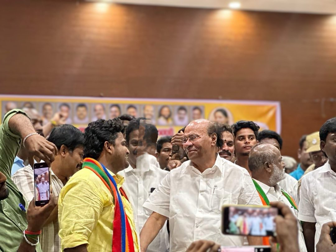 MuraliSankarPMK's tweet photo. When the Vanniyar people refused to allow the body of a person from the Paraiyar community to be carried through the street, our leader, the champion of equality, Tamil Kudithangi, went himself and carried the body 💙💛❤️

#DrAyya_87 
#இனமானகாவலர்_87 https://t.co/B2dCqN9vO8