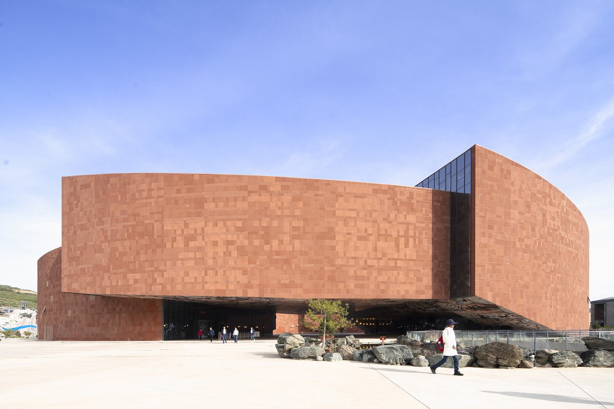 tecture1's tweet image. 仏教の精神性を映し出す円環状の建築
mag.tecture.jp/culture/202507…
6つの台形ボリュームの隙間から差し込む光が導く展示空間〈麦積山ビジターセンター〉
中国の仏教彫刻が特徴的な麦積山から着想し、ZXDアーキテクツが設計しました
Photo: Arch-Exist
#TECTUREMAG海外記事