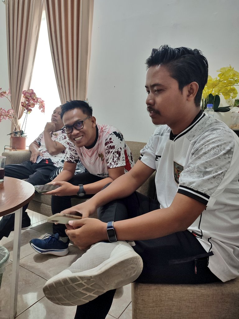 Nderek bingah mas <a href="/bukanchandra/">Arif Chandra Jn</a> .
Mengko bengi mbakmi <a href="/Dzarib_N/">Dzarib.</a> <a href="/dammarseto/">damar aji seto</a> .