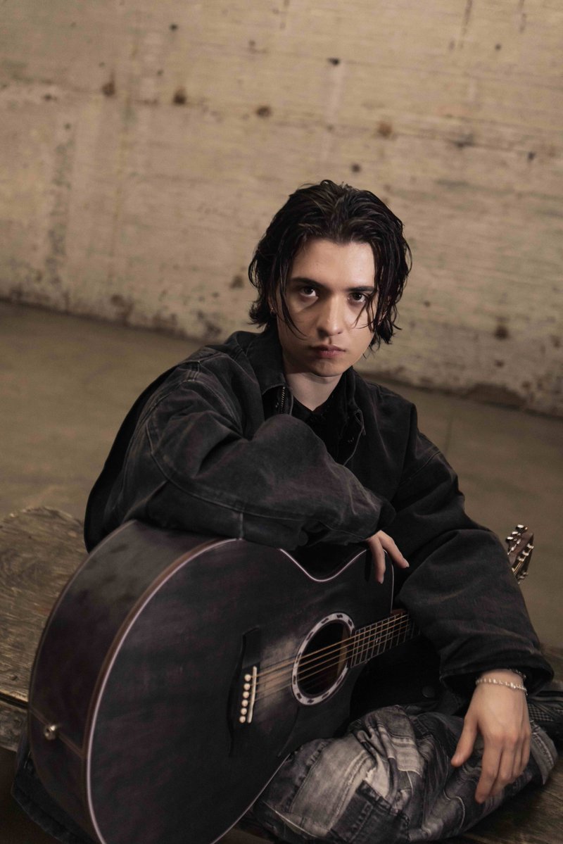 rollingstonejp's tweet image. 【#フジロック】
Marcinが語る超絶ギター奏法の裏側、角野隼斗を天才と呼ぶ理由、若き逸材の新たな挑戦
▼インタビュー📝
🔗rollingstonejapan.com/articles/detai…
14:20~CH.1で無料ライブ配信
▼配信まとめ▶️
🔗rollingstonejapan.com/articles/detai…
@INTSonyMusicJP #マーシン #fujirock