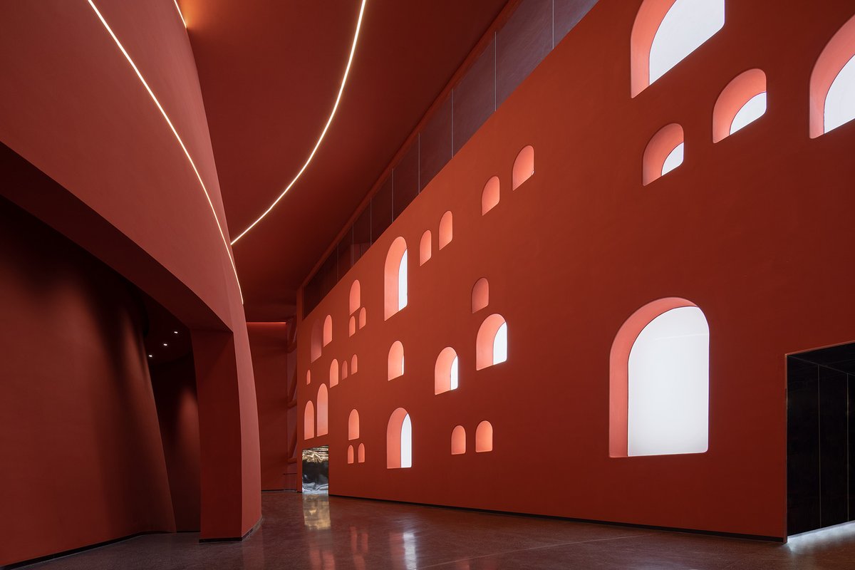 tecture1's tweet image. 仏教の精神性を映し出す円環状の建築
mag.tecture.jp/culture/202507…
6つの台形ボリュームの隙間から差し込む光が導く展示空間〈麦積山ビジターセンター〉
中国の仏教彫刻が特徴的な麦積山から着想し、ZXDアーキテクツが設計しました
Photo: Arch-Exist
#TECTUREMAG海外記事
