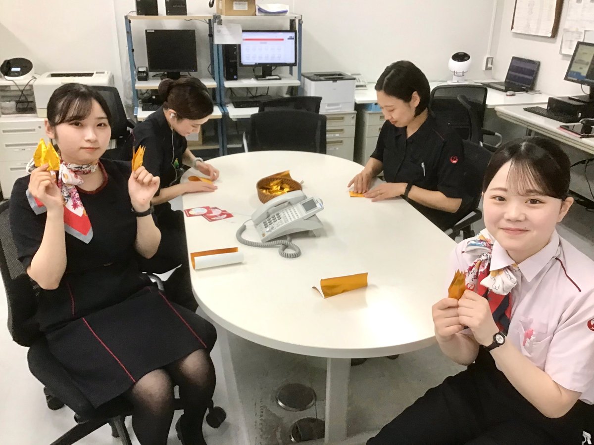 JALs_now's tweet image. \#JALご当地バトン/
8月6日(水)から8日(金)まで開催される「#仙台七夕まつり」に向け、現在 #JAL グループ社員が七夕飾りを製作中!
どのような飾りになるかは、当日のお楽しみ🤫
ぜひお越しください🎵
