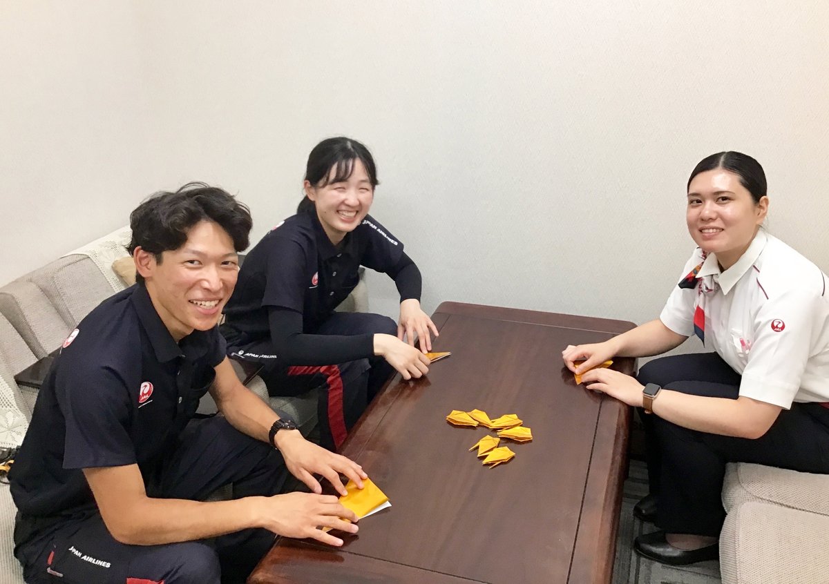 JALs_now's tweet image. \#JALご当地バトン/
8月6日(水)から8日(金)まで開催される「#仙台七夕まつり」に向け、現在 #JAL グループ社員が七夕飾りを製作中!
どのような飾りになるかは、当日のお楽しみ🤫
ぜひお越しください🎵