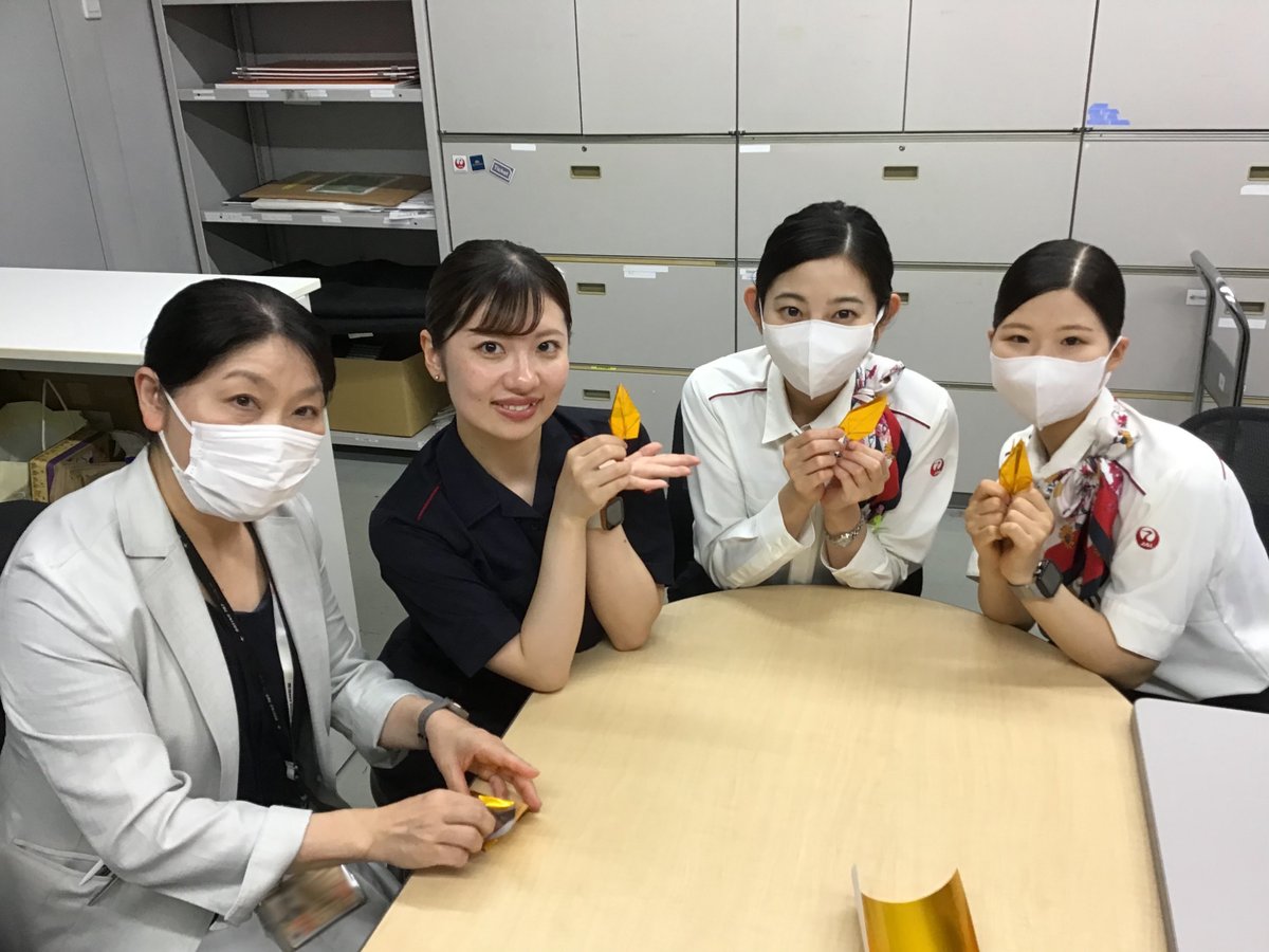JALs_now's tweet image. \#JALご当地バトン/
8月6日(水)から8日(金)まで開催される「#仙台七夕まつり」に向け、現在 #JAL グループ社員が七夕飾りを製作中!
どのような飾りになるかは、当日のお楽しみ🤫
ぜひお越しください🎵