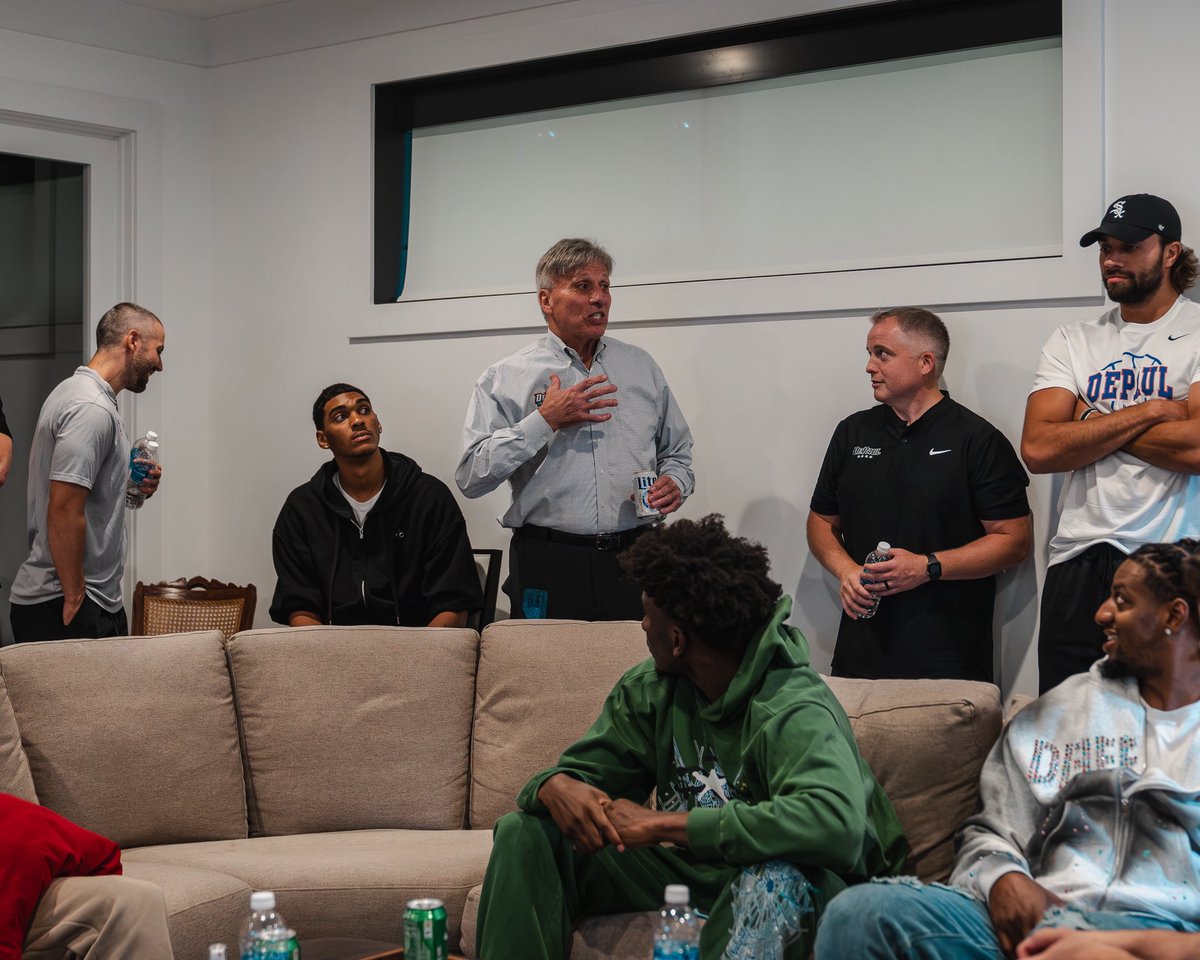 DePaulHoops's tweet image. Family dinner at Coach’s House 🍽️