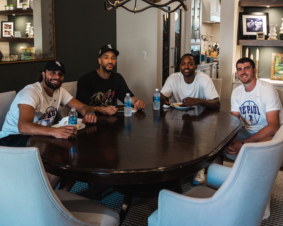 DePaulHoops's tweet image. Family dinner at Coach’s House 🍽️
