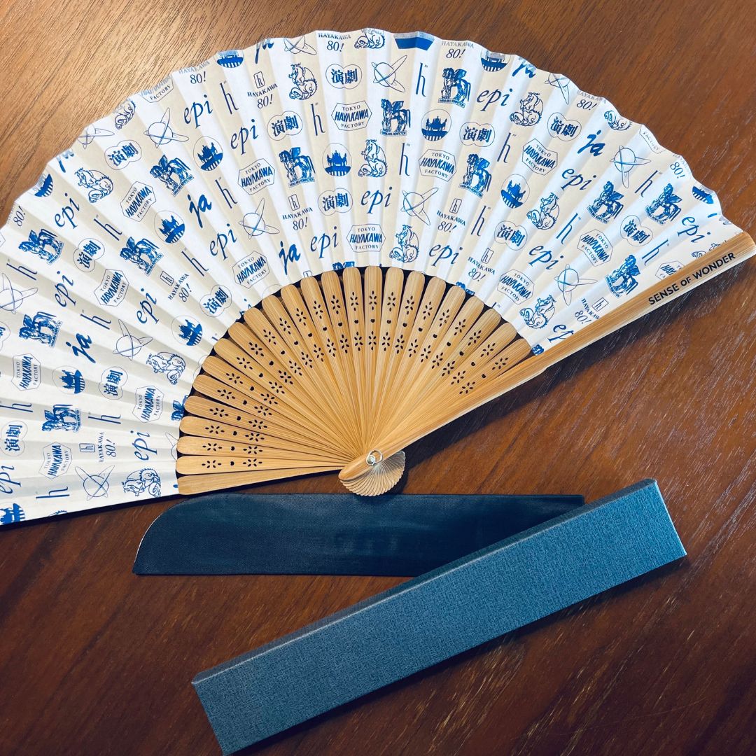 HayakawaFactory's tweet image. 🪭好評発売中🪭
この夏の必須アイテム✨
🪭「扇子・オブ・ワンダー早川書房80周年記念特別バージョン」
🪭「【ブッククラブ会員限定】扇子 余兒 九龍城寨 竹骨 箱付き」
詳細はハヤカワオンラインで🔽
hayakawa-online.co.jp/hayakawafactory