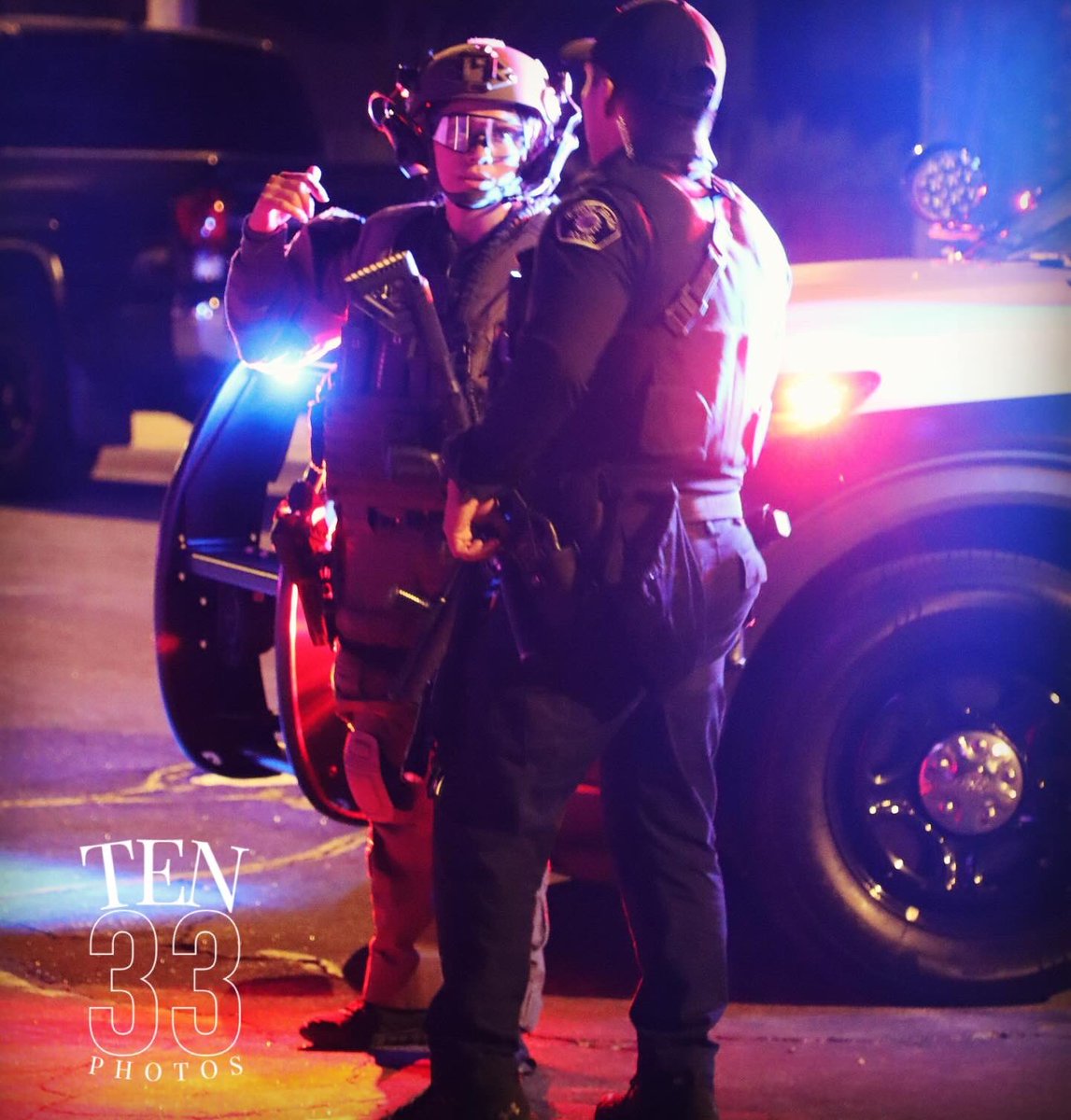 1033PHOTOS's tweet image. #HawthornePD #LancasterCA #SearchWarrant #femaleswatoperator #femaleofficer #1033photos#tenthirtythreephotography #lacounty#Antoplevalley #cannonphotography #lawenforcementphotography