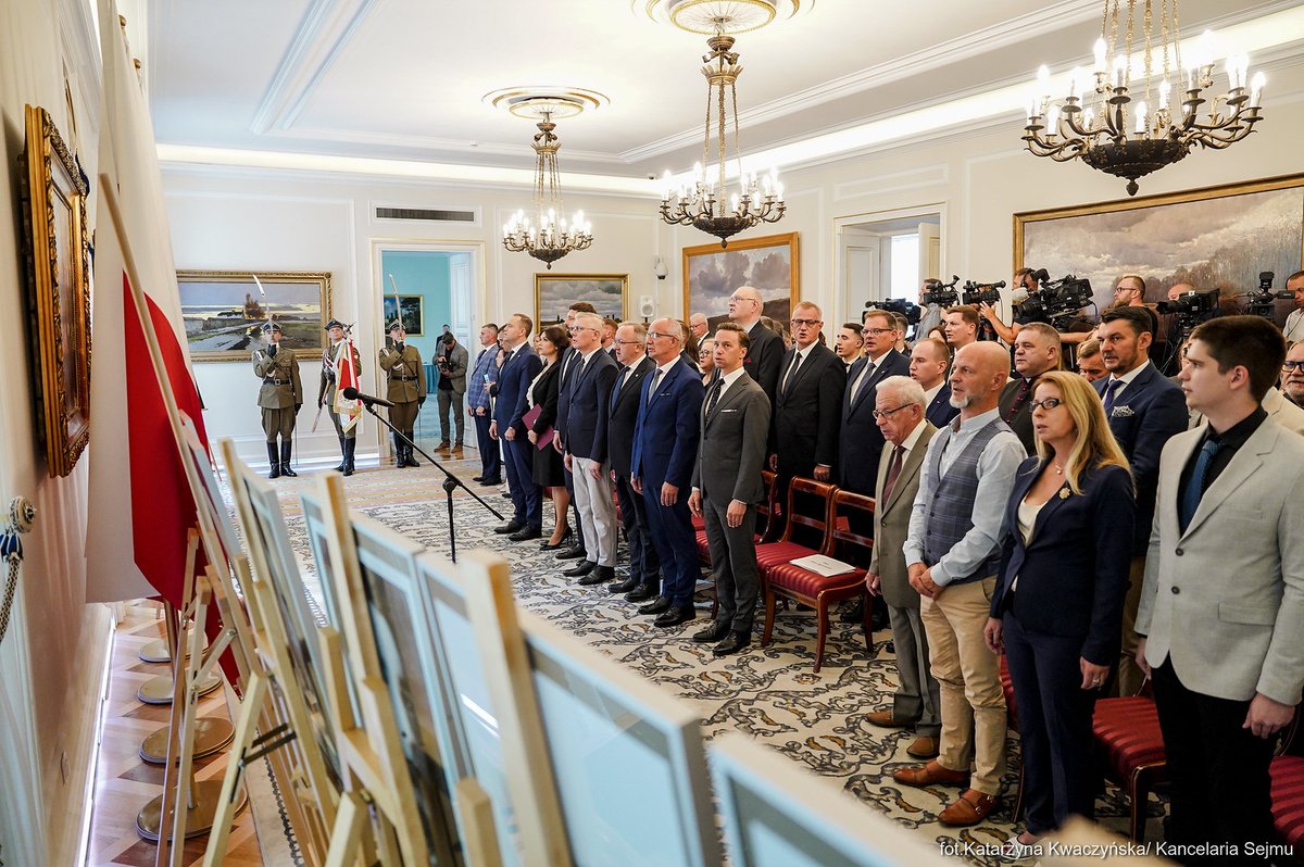 TK_GOV_PL's tweet image. 📅 24 lipca 2025 r. w Belwederze odbyła się uroczystość wręczenia 18 not identyfikacyjnych członkom rodzin ofiar totalitaryzmów.
Wydarzenie zorganizowane przez @ipngovpl we współpracy z @prezydentpl
W uroczystości uczestniczył Prezes #TK, sędzia Bogdan Święczkowski.