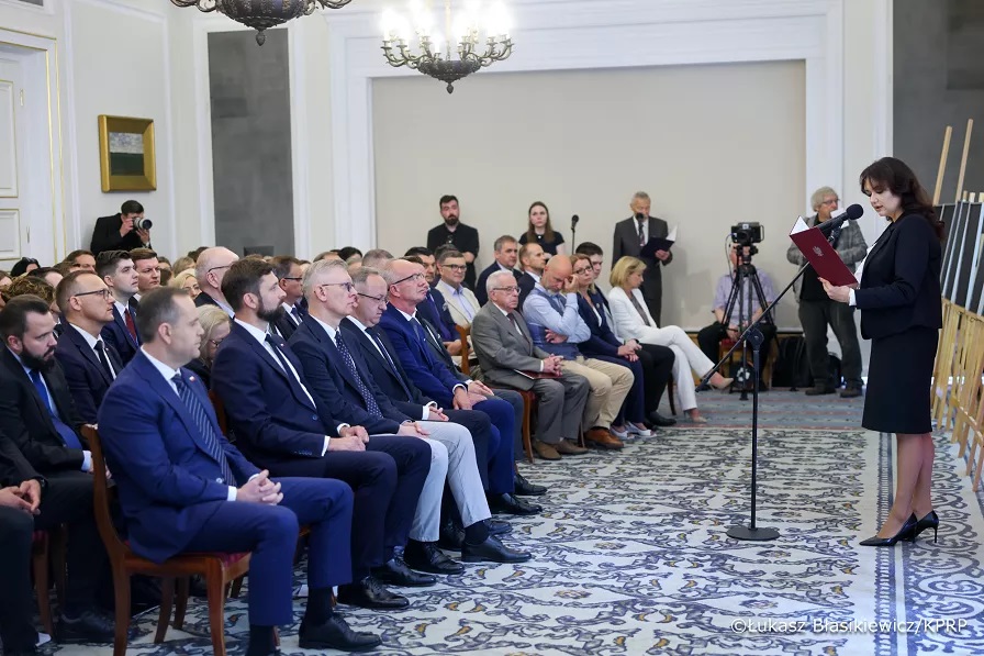 TK_GOV_PL's tweet image. 📅 24 lipca 2025 r. w Belwederze odbyła się uroczystość wręczenia 18 not identyfikacyjnych członkom rodzin ofiar totalitaryzmów.
Wydarzenie zorganizowane przez @ipngovpl we współpracy z @prezydentpl
W uroczystości uczestniczył Prezes #TK, sędzia Bogdan Święczkowski.